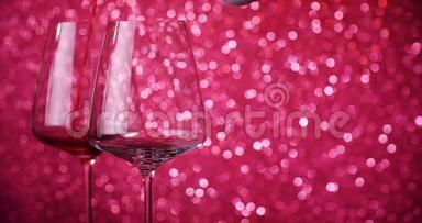 红酒倒在酒杯的背景上。 用红酒填充酒杯的特写。 慢慢